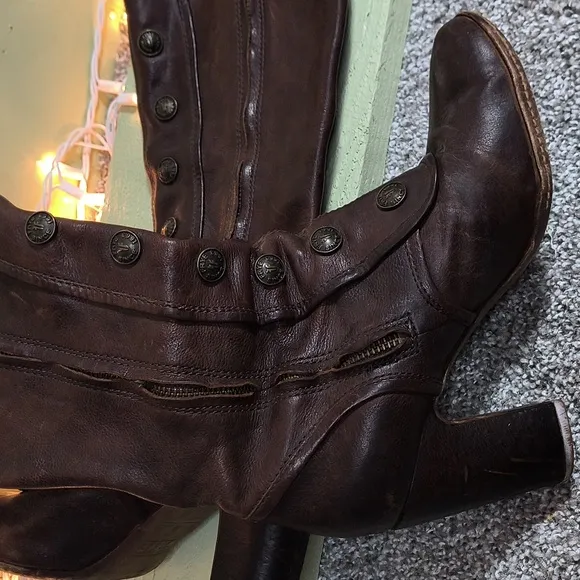Women's FRYE Brown Leather Knee-High Gladiator Adrienne Button Stack Heel 8.5 Bo