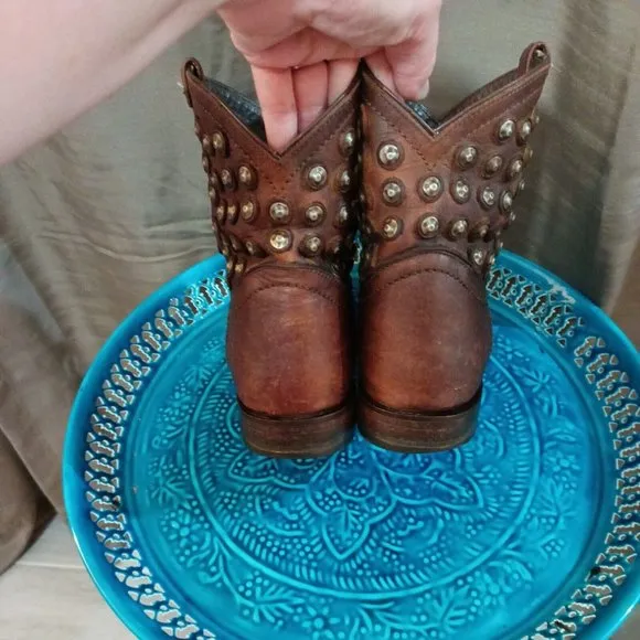 Women's Frye Wyatt Disc Studded Brown Western Ankle Booties Boots Size 8B