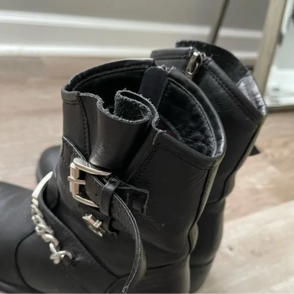 Women’s leather boots with decorative silver chain size 6.5