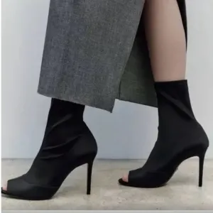 ZARA OPEN TOE HEELED ANKLE BOOTS-limited edition Size 8