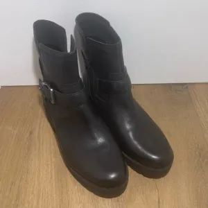 ZODIAC WOMENS MILLER LEATHER BOOTIE IN COLOR BLACK SYNTHETIC SIZE 11. NEW